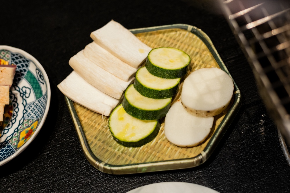 嘉義燒肉觀止晚餐食記：1500元吃牛套餐評價？全程代烤超爽吃