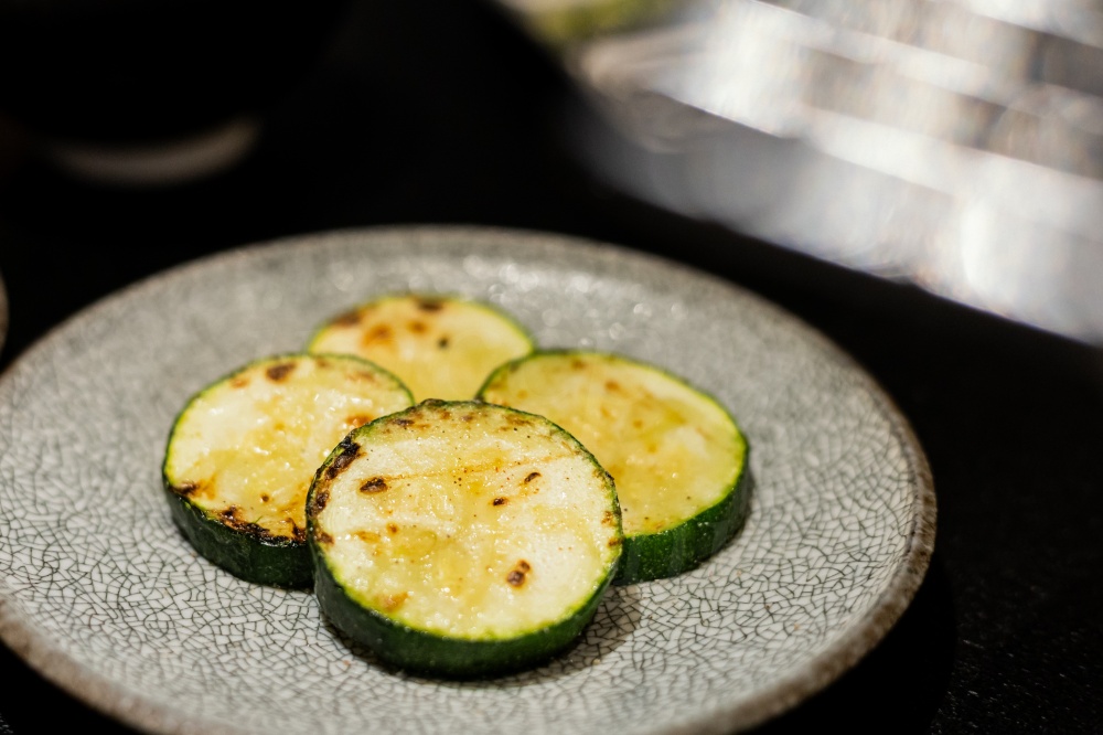 嘉義燒肉觀止晚餐食記：1500元吃牛套餐評價？全程代烤超爽吃