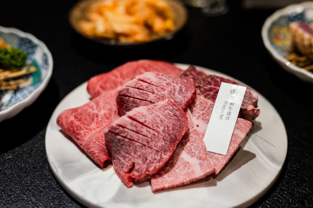 嘉義燒肉觀止晚餐食記：1500元吃牛套餐評價？全程代烤超爽吃