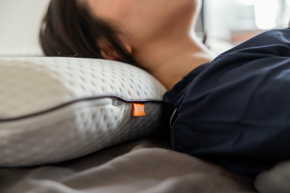 德國EMMA經典記憶枕。三種記憶棉層、可自由調整高度及軟硬度