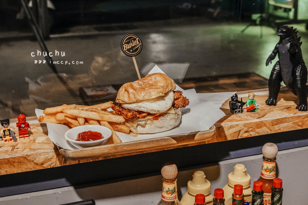 台中西區Bullet美式漢堡跟墨西哥捲餅。從餐車到店面的搖滾美食