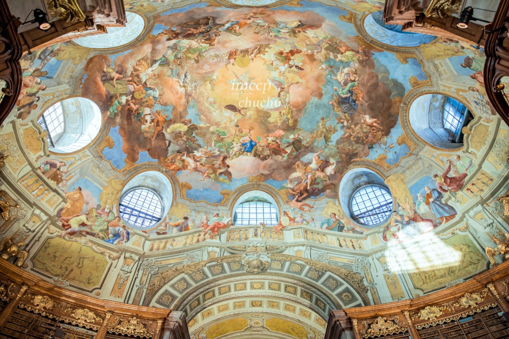 世界最美圖書館之一：奧地利國家圖書館。超像電影場景的華麗巴洛克風