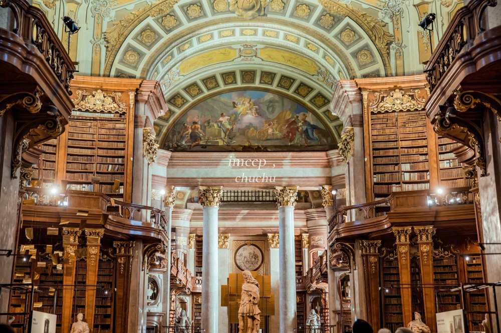 世界最美圖書館之一：奧地利國家圖書館。超像電影場景的華麗巴洛克風