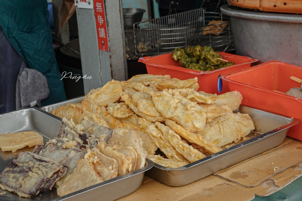 超人氣銅板小吃：澎湖回家炸粿。必點狗蝦雙拼炸粿、炸牡蠣/蚵仔酥、韭香鮮蚵卷