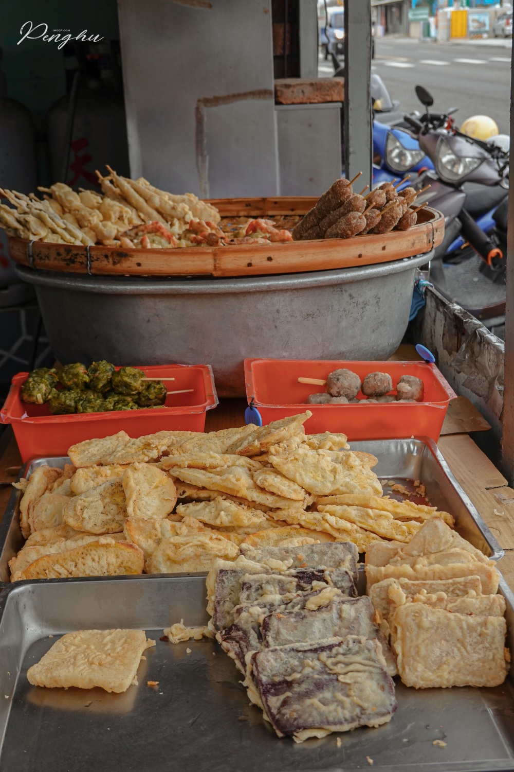超人氣銅板小吃：澎湖回家炸粿。必點狗蝦雙拼炸粿、炸牡蠣/蚵仔酥、韭香鮮蚵卷